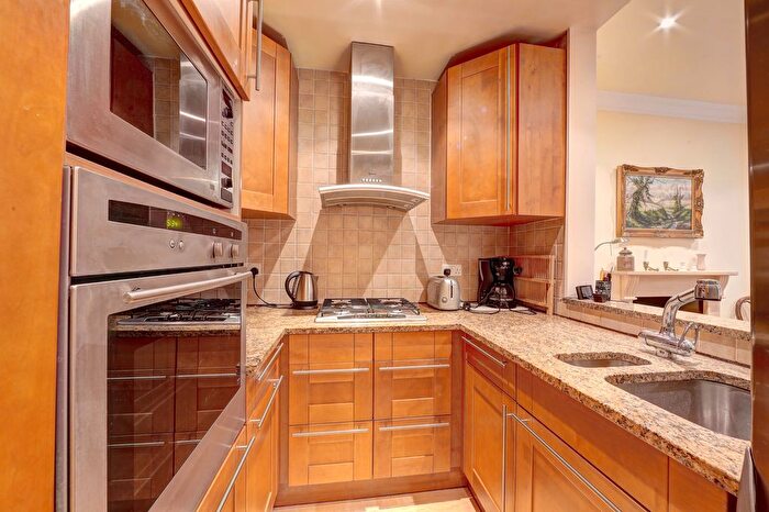 3 Bedroom Mews To Rent In Albion Mews, London, Marble Arch, W2