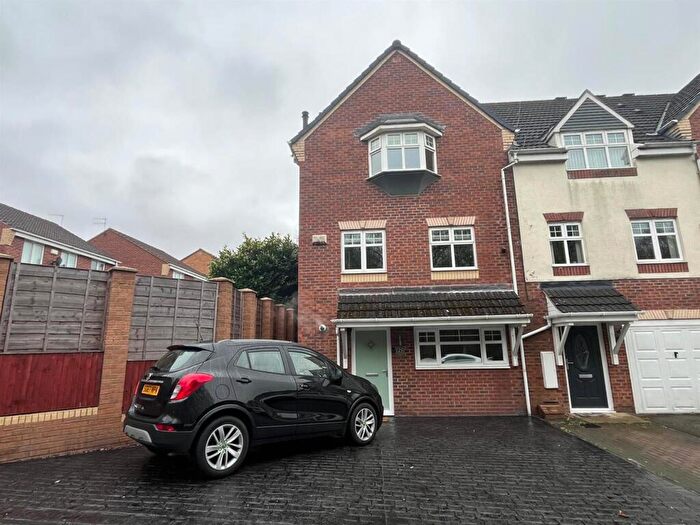 4 Bedroom Town House For Sale In Crowswood Drive, Stalybridge, SK15