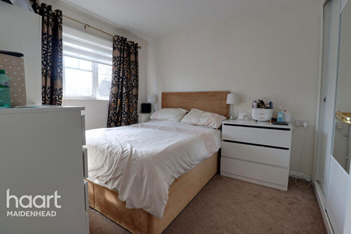 3 Bedroom End Of Terrace House For Sale In Pakenham Road, Bracknell, RG12