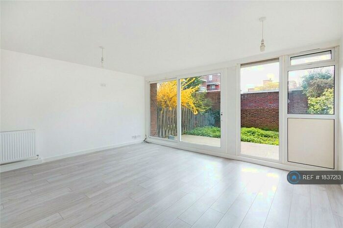 3 Bedroom Maisonette To Rent In Ethnard Road, London, SE15