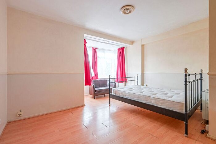 Studio For Sale In Kingdon House, Tower Hamlets, London, E14