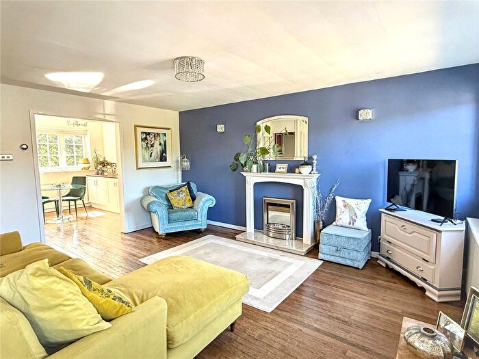 4 Bedroom Detached House For Sale In South Close, Barnet, EN5
