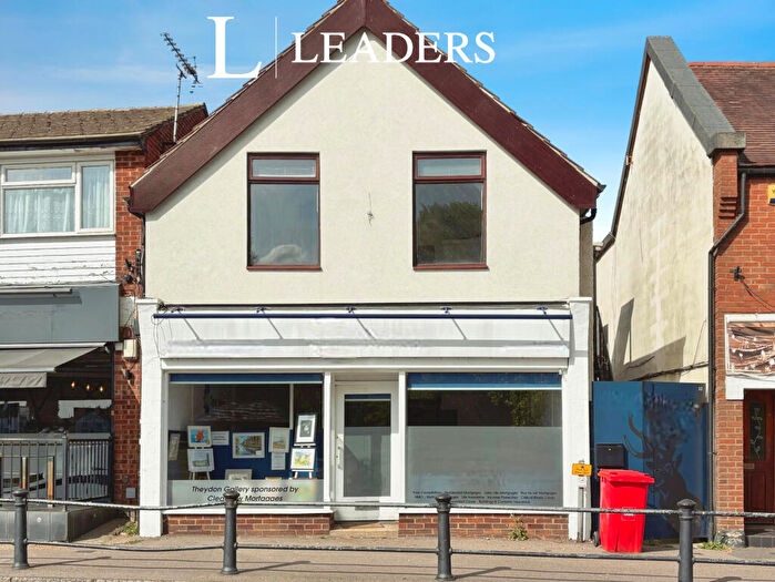 2 Bedroom Flat To Rent In Coppice Row, Theydon Bois, CM16