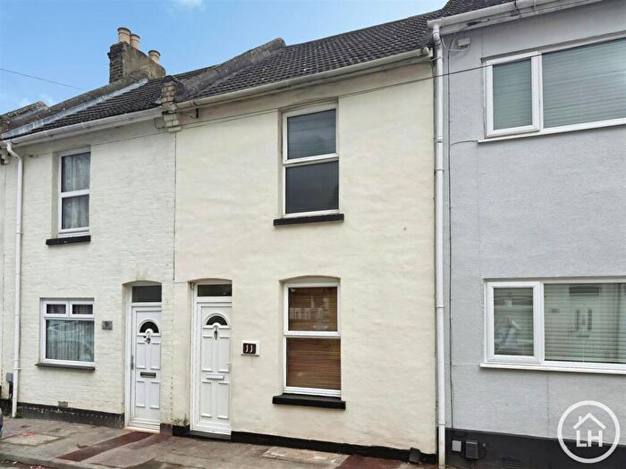3 Bedroom Terraced House For Sale In Grove Road, Chatham, ME4