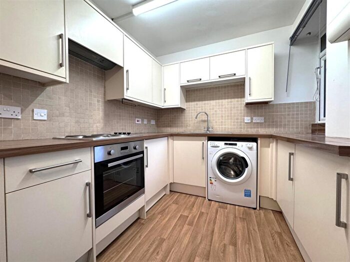 2 Bedroom Flat To Rent In High Street, Lee-On-The-Solent, PO13