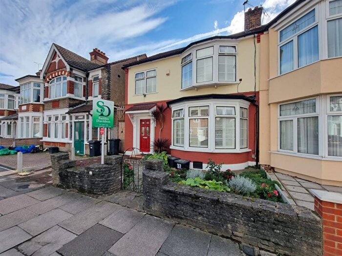 3 Bedroom End Terrace House For Sale In Bradford Road, Ilford, IG1