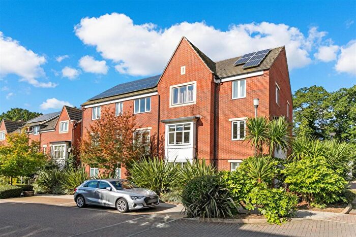 2 Bedroom Flat For Sale In Chalfont Road, London, SE25