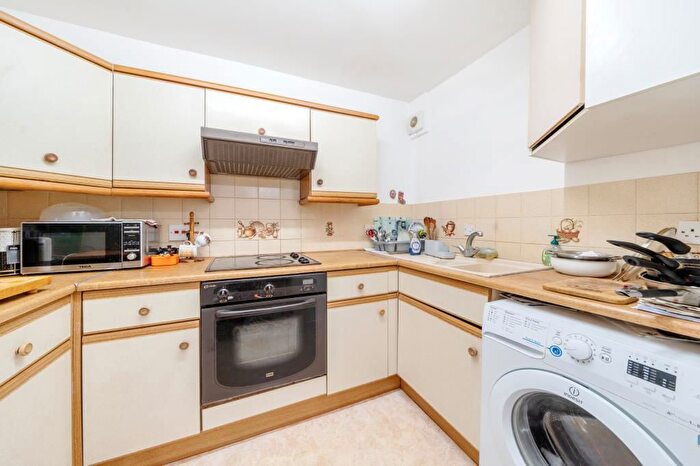 1 Bedroom Flat For Sale In Nixey Close, Slough, SL1
