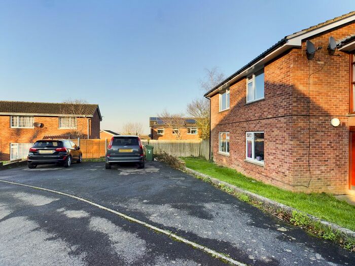 2 Bedroom Flat To Rent In Maple Close, Cam, Dursley GL11