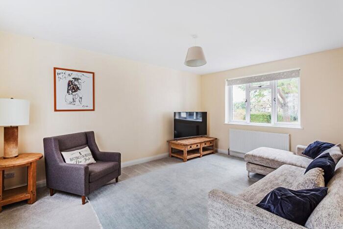 5 Bedroom Detached House To Rent In Ref: Gf - Ridgegate Close, Reigate, RH2