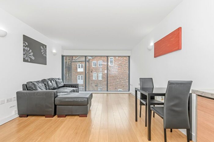 1 Bedroom Flat For Sale In Waterloo Court, Dock St, LS10