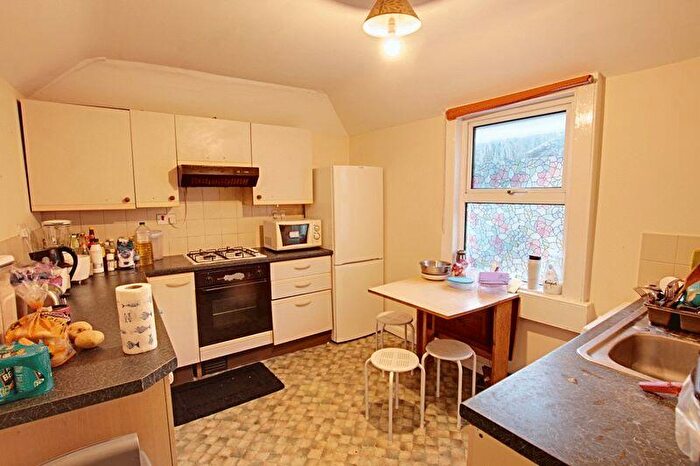 3 Bedroom Flat To Rent In Lower Bristol Road, Bath, BA2