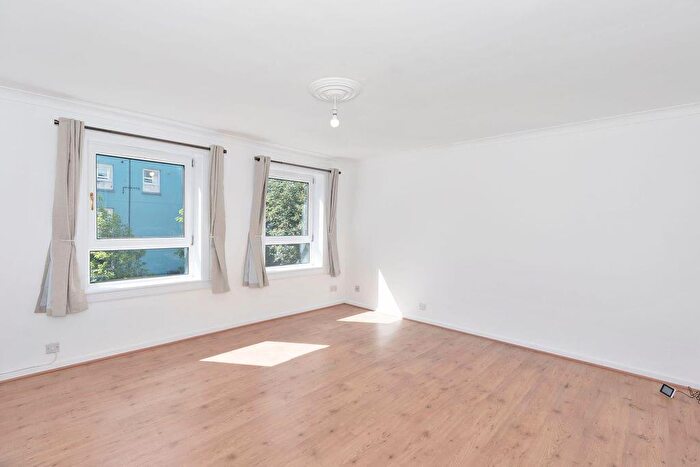 2 Bedroom Flat To Rent In L Viewcraig Street, Edinburgh, EH8