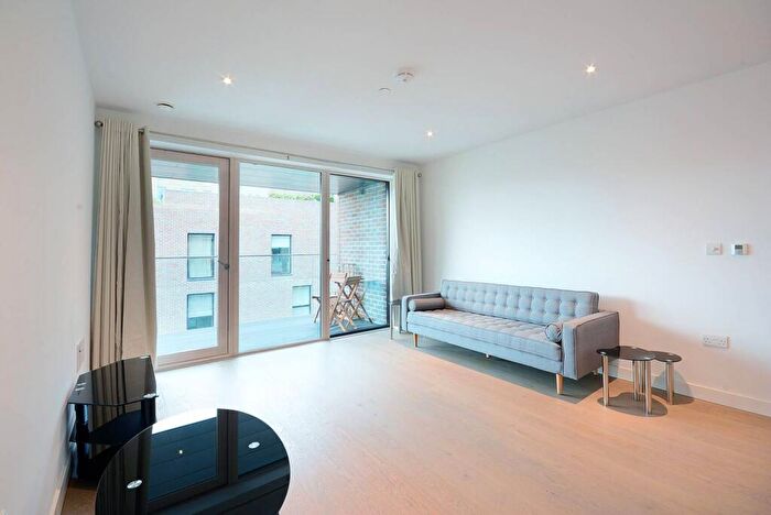 2 Bedroom Flat To Rent In Victory Place, Elephant And Castle, London, SE17