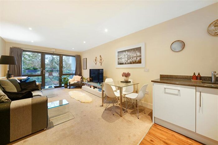 2 Bedroom Flat To Rent In Gwynne Road, SW11