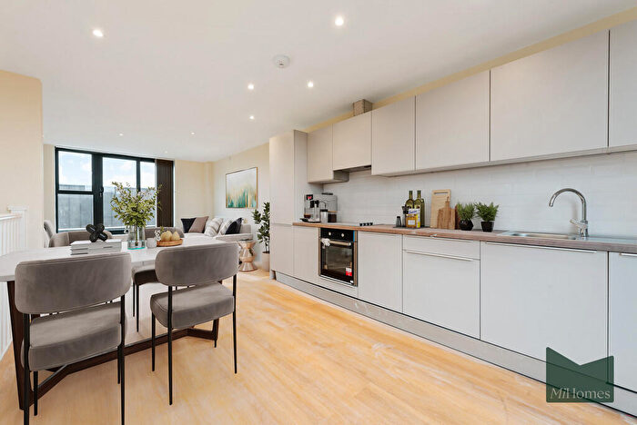 2 Bedroom Apartment To Rent In Grecian Court, East Barnet, EN4