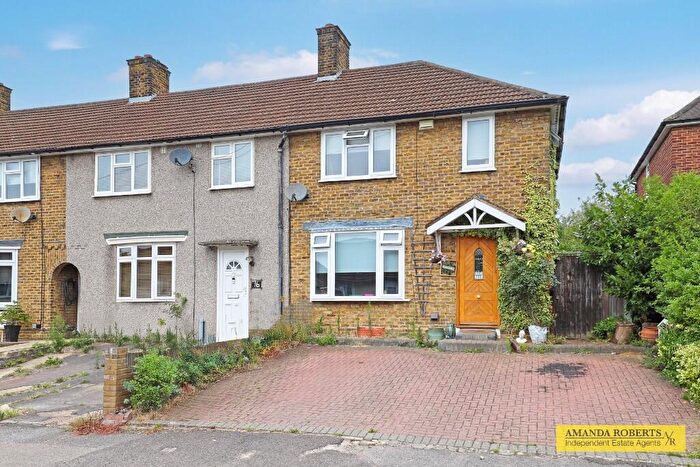 3 Bedroom End Of Terrace House For Sale In Wittenham Way, London, E4