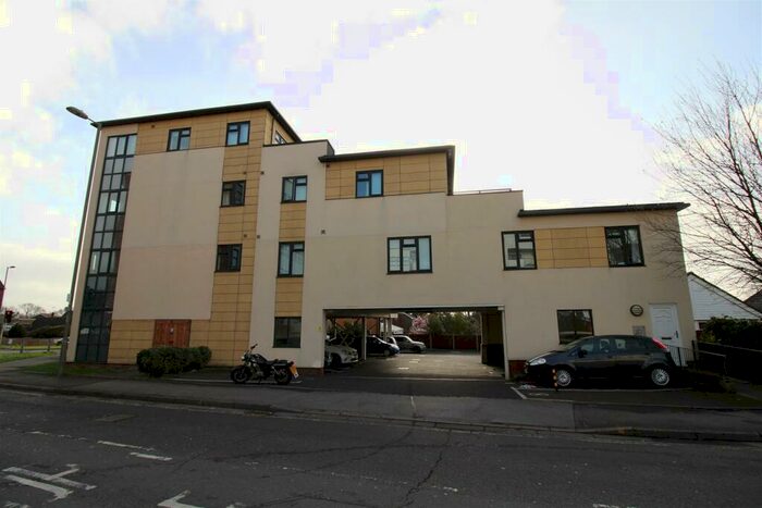 2 Bedroom Flat To Rent In Curzon Road, Waterlooville, PO7