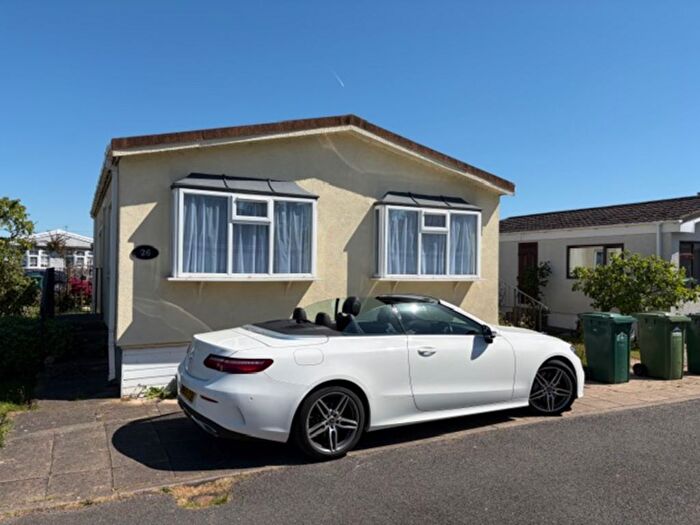 2 Bedroom Mobile/park Home For Sale In Thameside, Chertsey, KT16