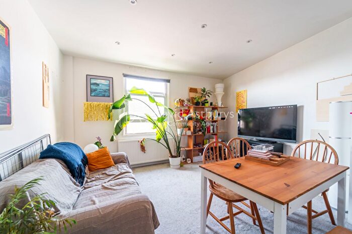 3 Bedroom Maisonette To Rent In Brecknock Road, Camden Town, London, N7