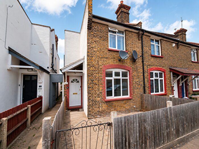 3 Bedroom End Of Terrace House For Sale In Oak Road, Erith, DA8