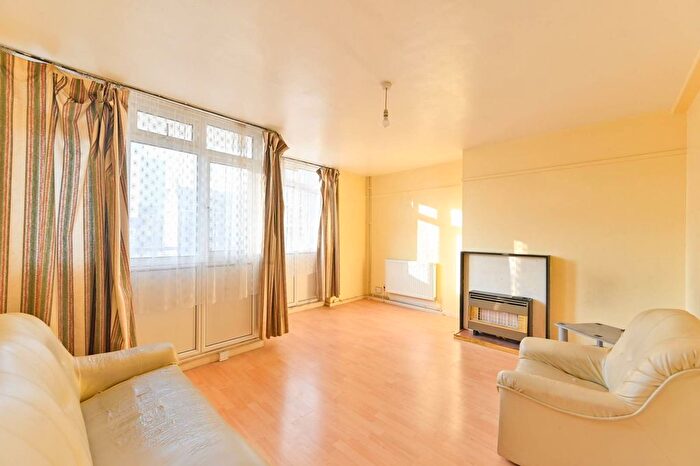 3 Bedroom Maisonette For Sale In Ensbury House, Carroun Road, Oval, London, SW8