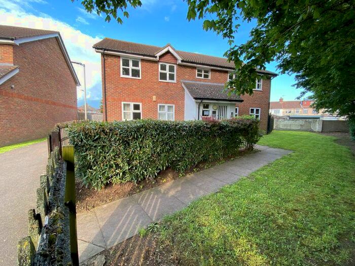 2 Bedroom Flat For Sale In Palliser Drive, Rainham, RM13