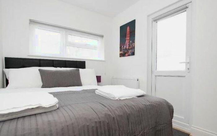 3 Bedroom Flat To Rent In Tubbs Road, London, NW10