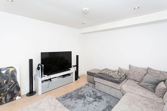 1 Bedroom Flat For Sale In Marlborough Drive, Rp, Bushey, WD23