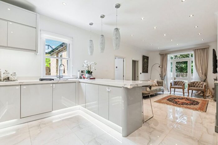 3 Bedroom Flat To Rent In Castlebar Road, Ealing Broadway, W5