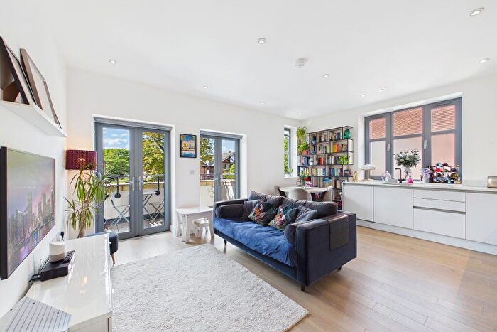 2 Bedroom Flat For Sale In Holden Road, North Finchley, N12