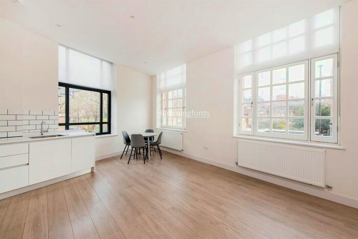 2 Bedroom Flat To Rent In Cambridge House, Mayes Road, Wood Green, N22