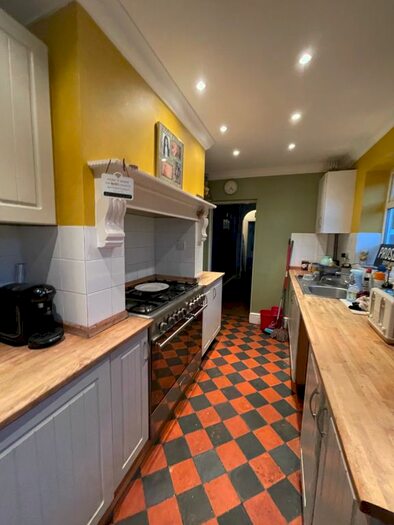 2 Bedroom End Of Terrace House To Rent In West Street, Rowley Regis B65