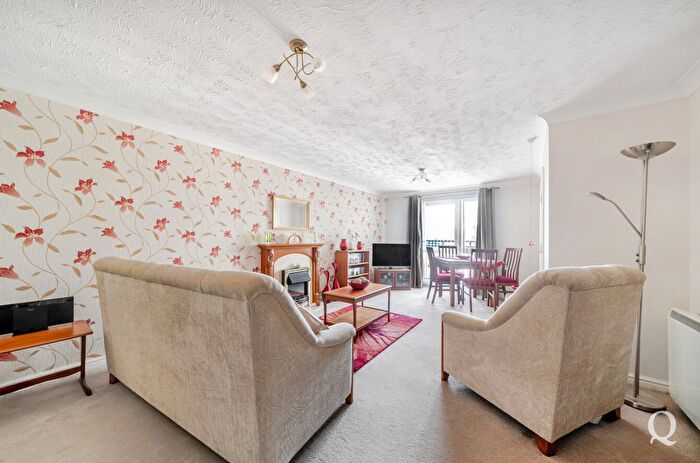 2 Bedroom Flat For Sale In Bell Road, Sittingbourne, Kent, ME10