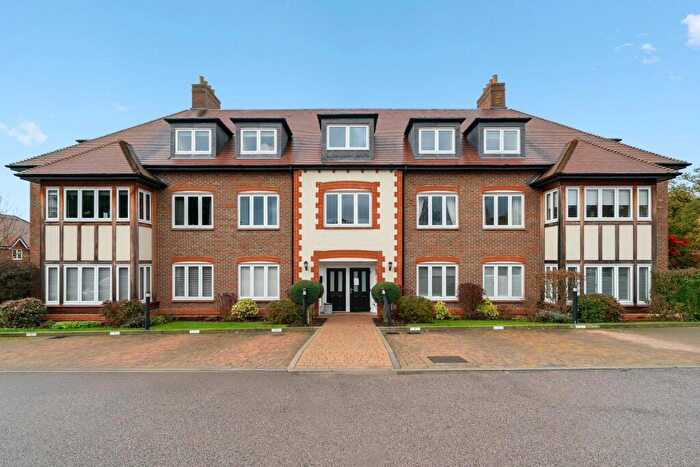 3 Bedroom Flat To Rent In Hartfield Road, Reeves House, KT22