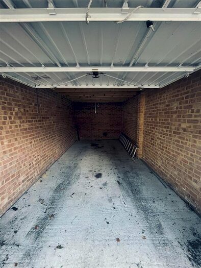 Garage / Parking To Rent In Cedar Drive, London, N2
