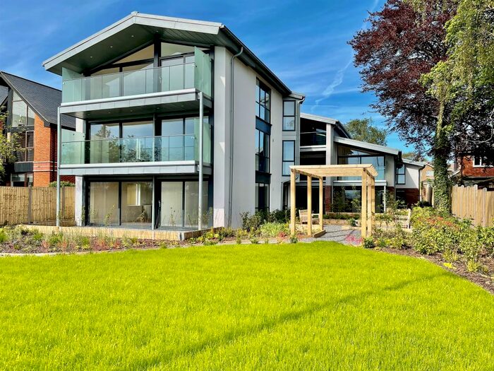 2 Bedroom Flat For Sale In Old Swanwick Lane, Lower Swanwick