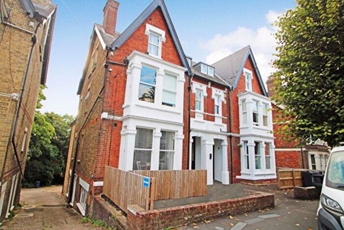 1 Bedroom Flat To Rent In Priory Avenue, High Wycombe, HP13