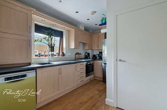 2 Bedroom Flat For Sale In Brabazon Street, London, E14