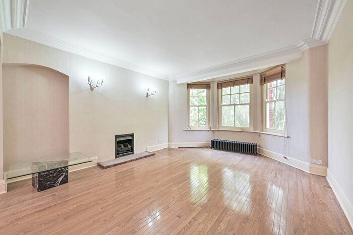 2 Bedroom Flat To Rent In East Heath Road, Hampstead, London, NW3