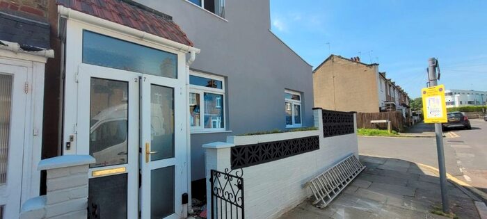 4 Bedroom Semi-Detached House To Rent In Hillside Grove, London, N14