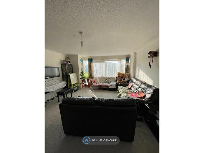 2 Bedroom Flat To Rent In Christchurch Park, Sutton, SM2