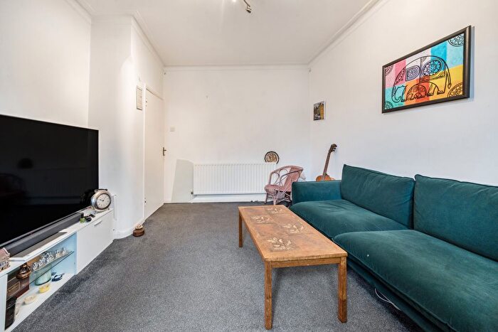 1 Bedroom Flat For Sale In Bernard Avenue, Northfields, London, W13