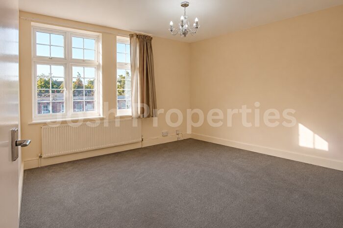 3 Bedroom Flat To Rent In South Street, Romford, RM1