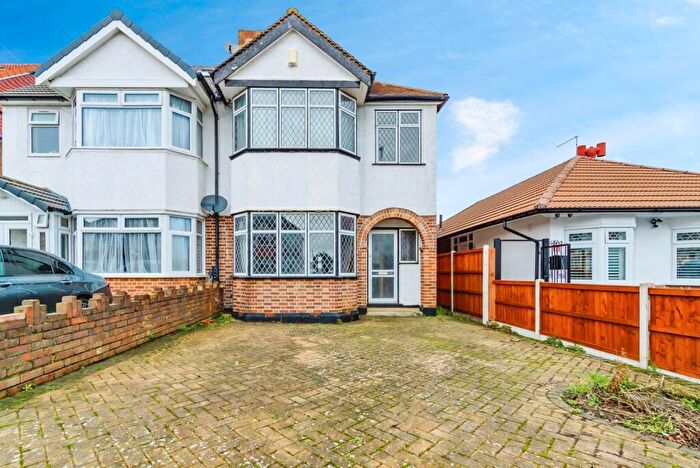 3 Bedroom End Of Terrace House For Sale In Chaffinch Avenue, Croydon, CR0