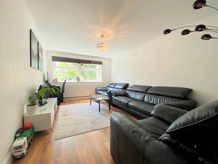 2 Bedroom Flat To Rent In Longmore Avenue, New Barnet, EN5