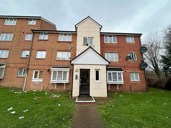 1 Bedroom Flat For Sale In Plowman Close, Edmonton, N18