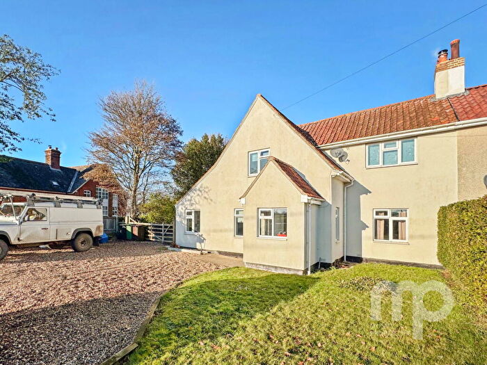 3 Bedroom Semi-Detached House For Sale In Vicarage Road, Deopham, NR18