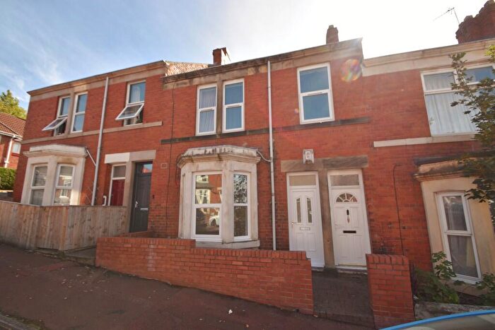 2 Bedroom Flat For Sale In Faraday Grove, Gateshead, Tyne & Wear, NE8