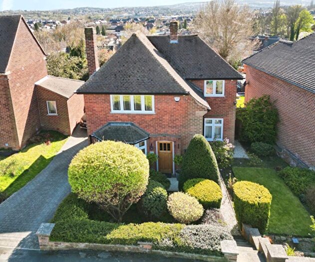 3 Bedroom Detached House For Sale In Holmebank West, Brockwell, S40